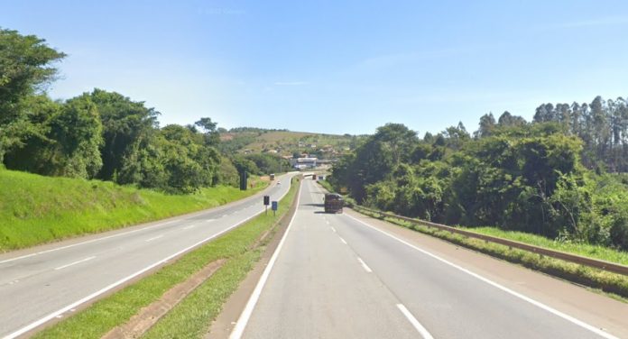 Acidente interdita parcialmente rodovia Fernão Dias em São Gonçalo do Sapucaí