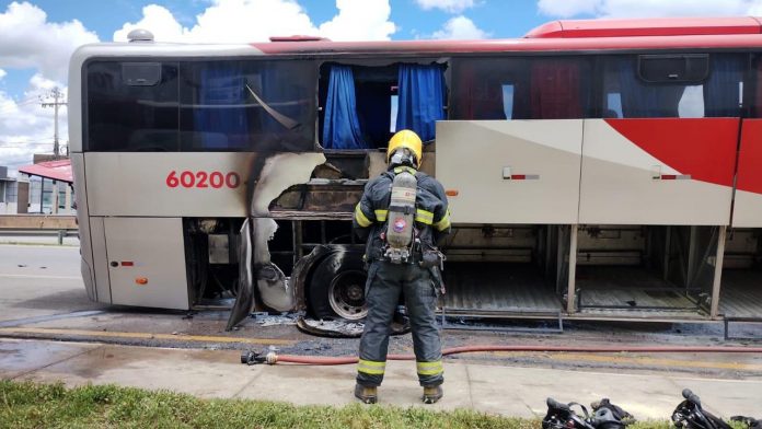 Ônibus pega fogo