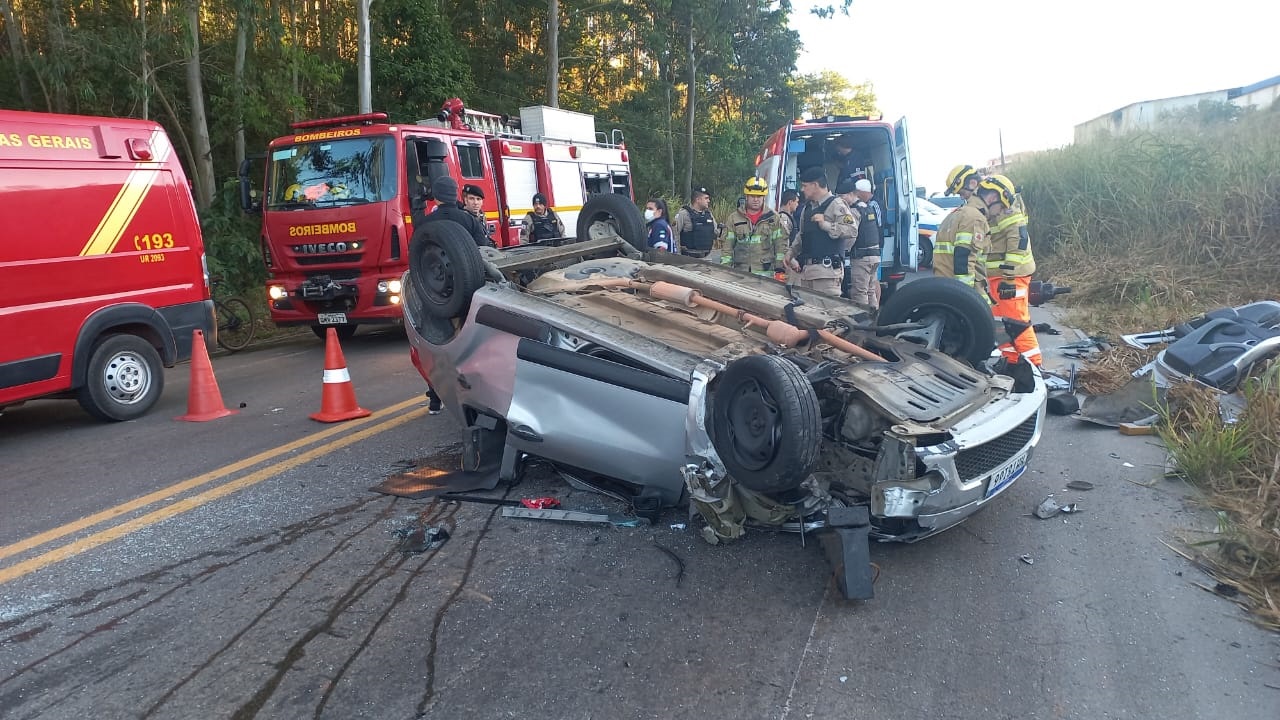 carros e uma moto