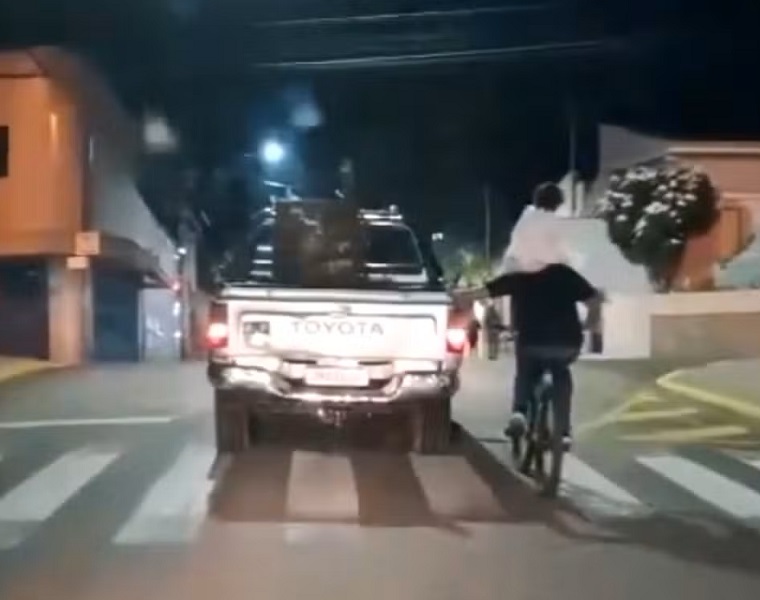 pai filho bicicleta