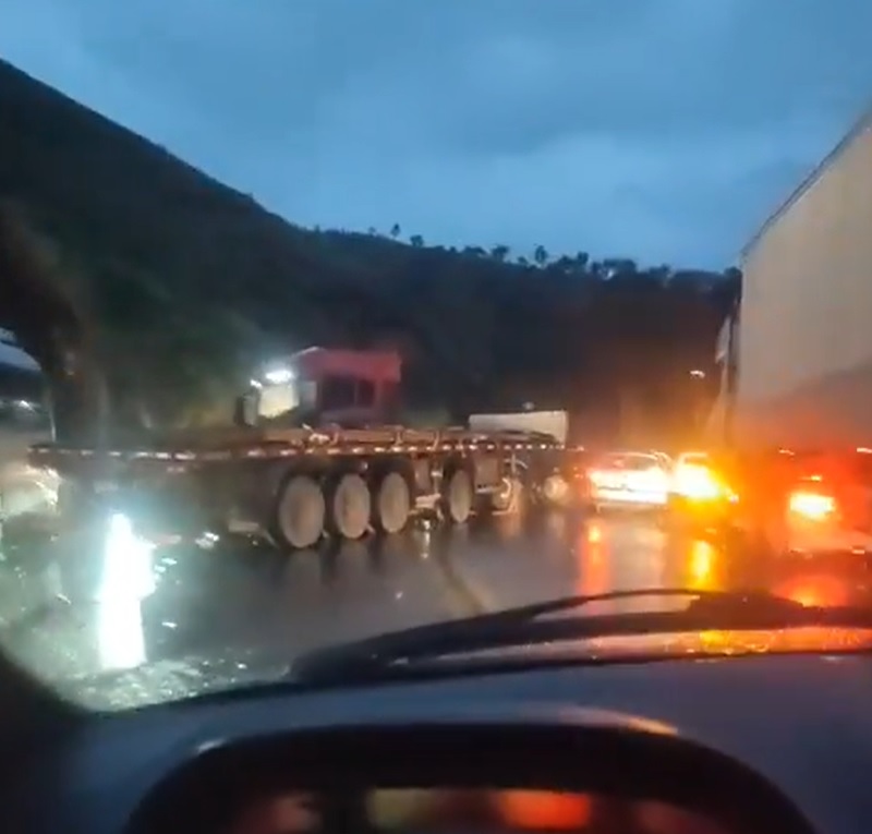 carreta em L sentido Ipatinga