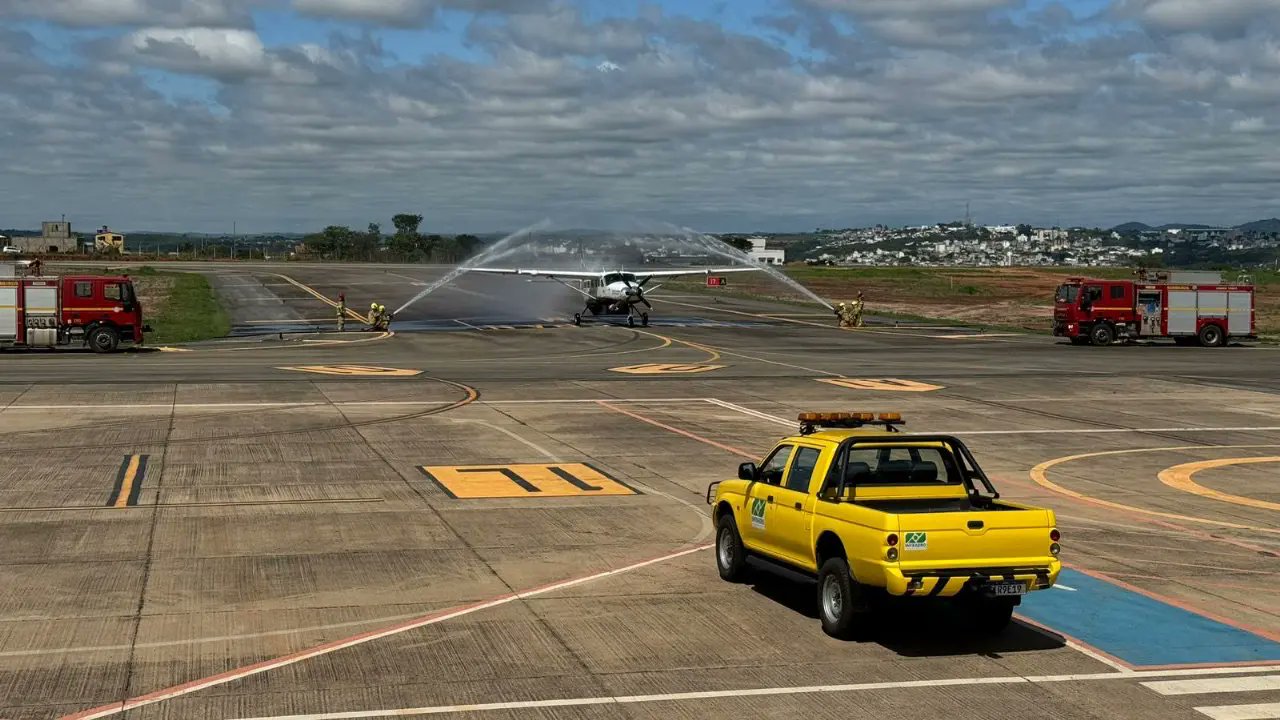 Aeroporto de Divinópolis decolando