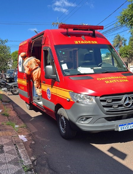 entre uma motocicleta e um carro