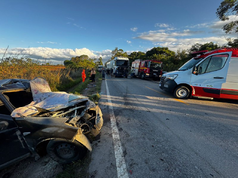 envolvendo dois carros e uma carreta