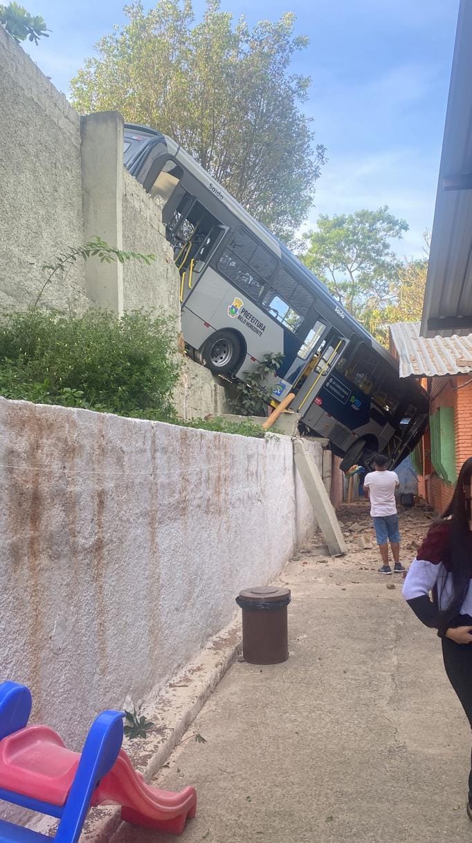 ônibus coletivo que se chocou