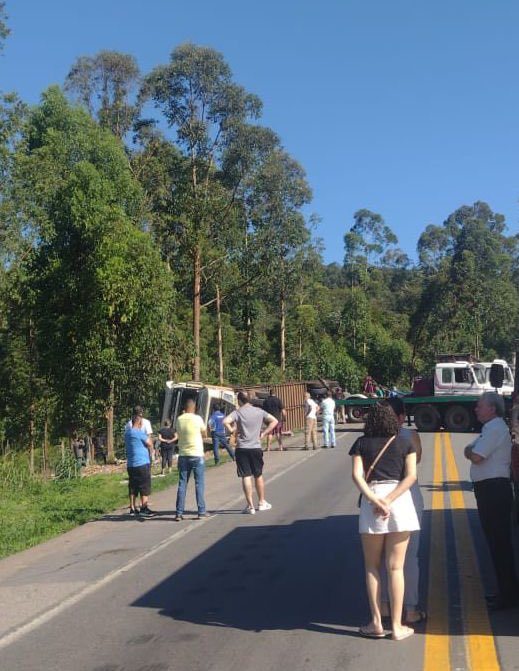 tombamento de carreta próximo