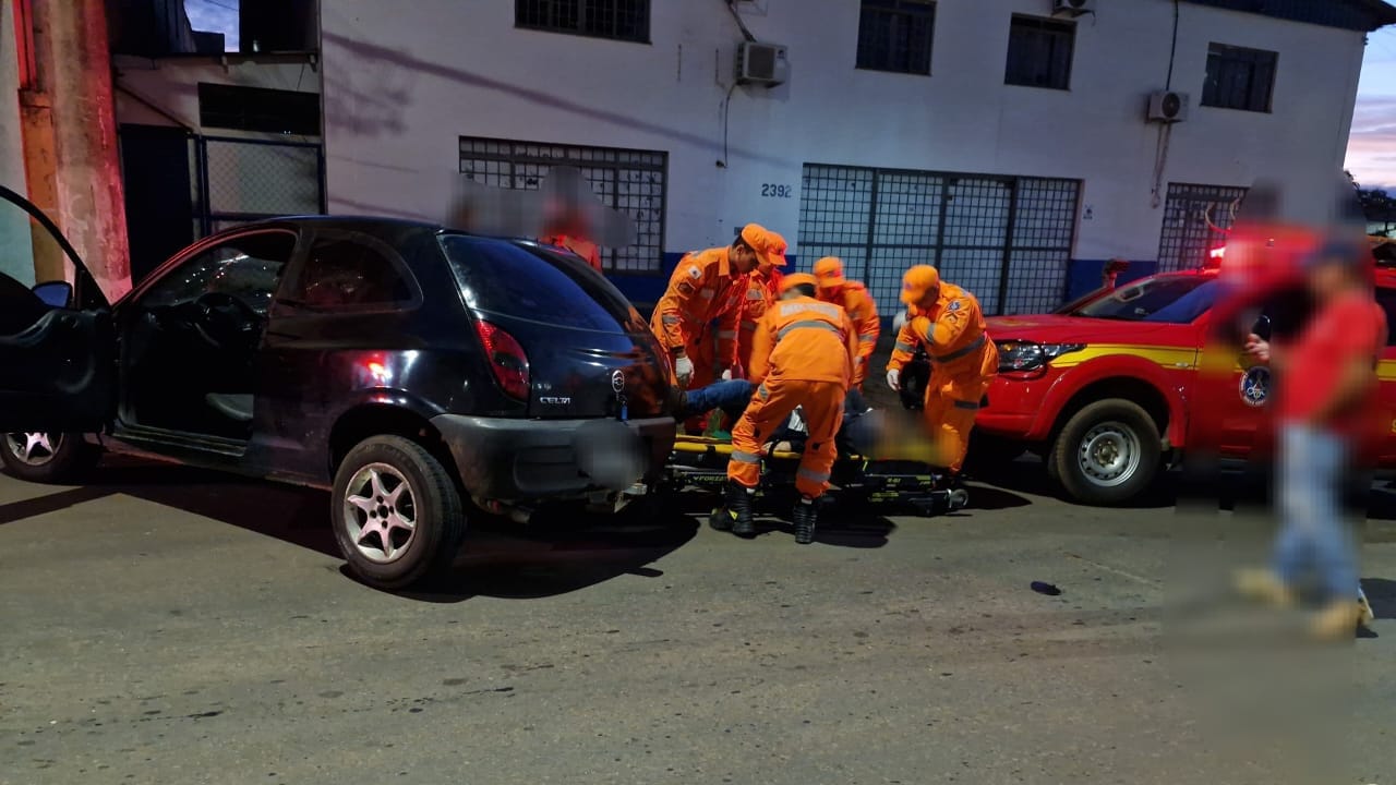 Veículo colidiu em poste