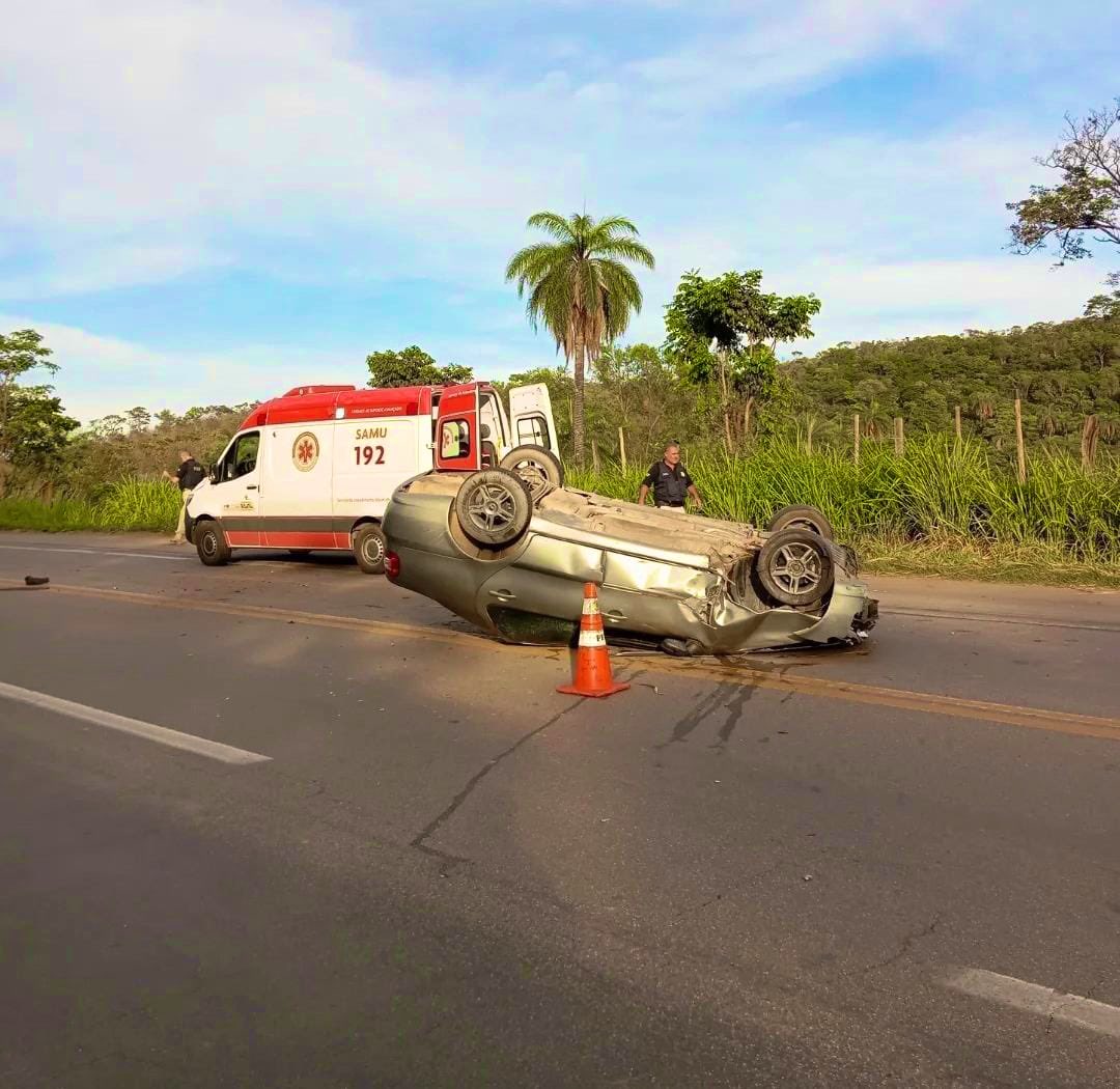 capotamento de auto próximo