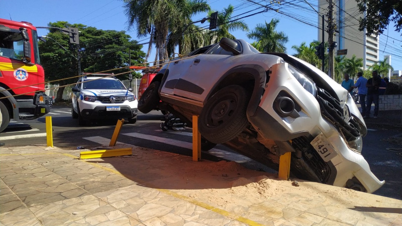 Colisão entre carro e moto em Uberlândia