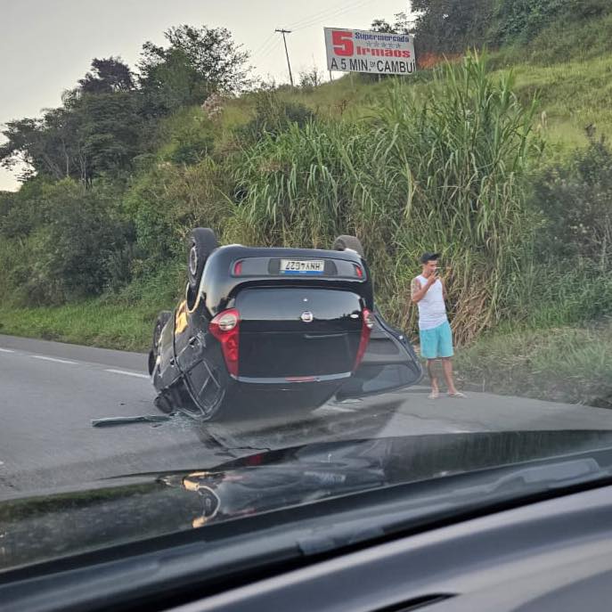 carro capotado cambuí rodovia fernão dias