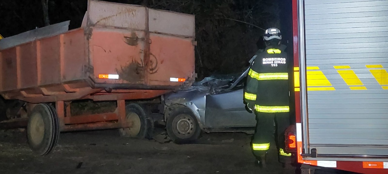 colisão entre carro e trator em Barbacena MG-265