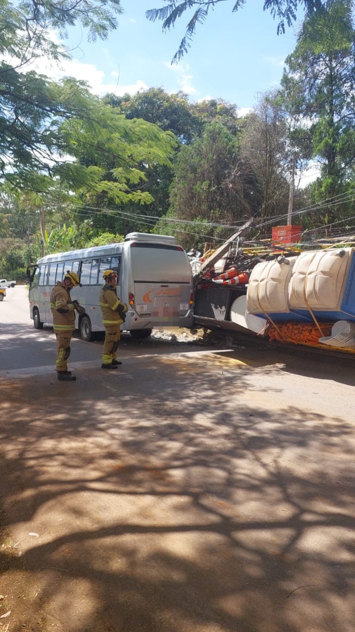 colisão entre ônibus