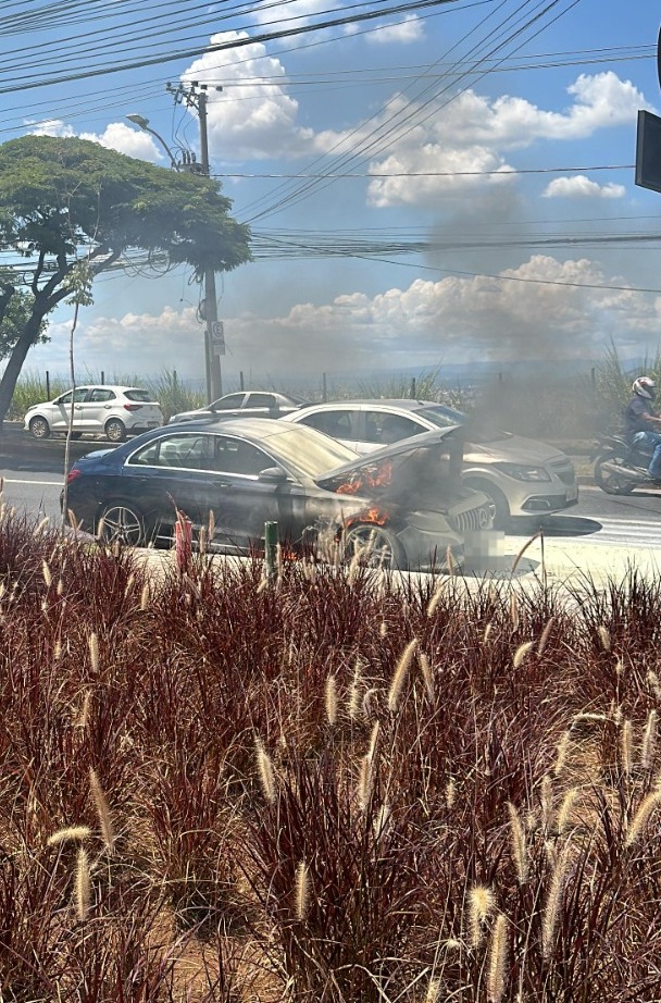 incêndio em carro de passeio