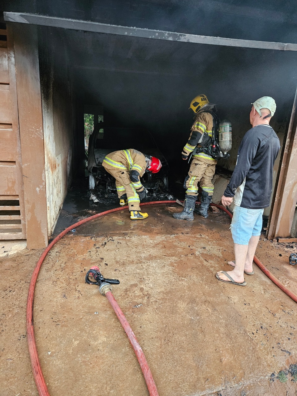 incêndio em veículo dentro de garagem Coronel Fabriciano