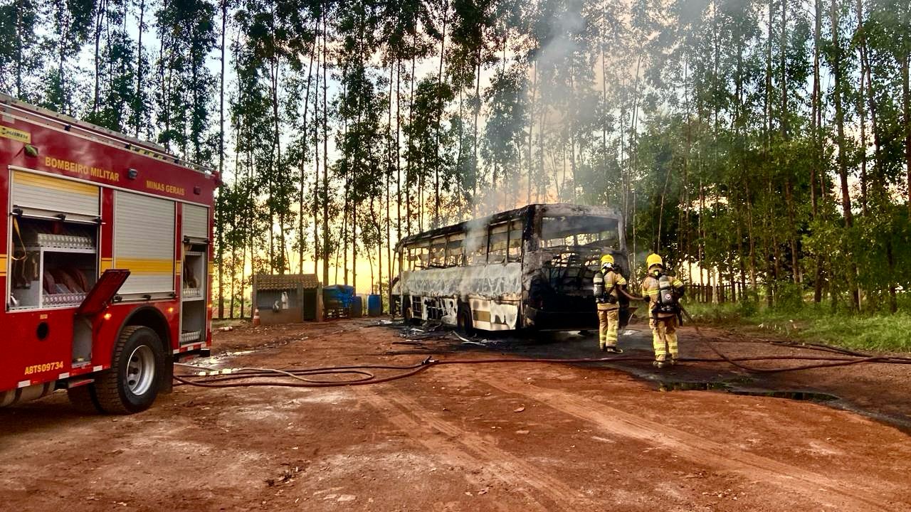 ônibus rural fogo Ituiutaba