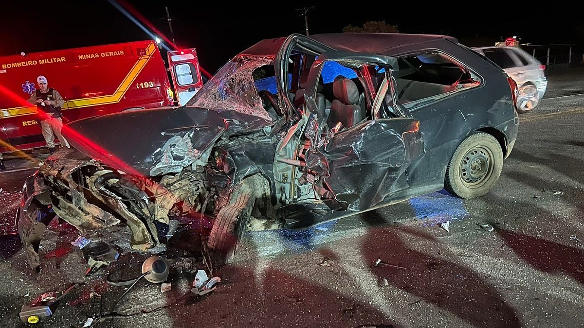 Colisão entre Jeep Compass e VW Gol mg-050