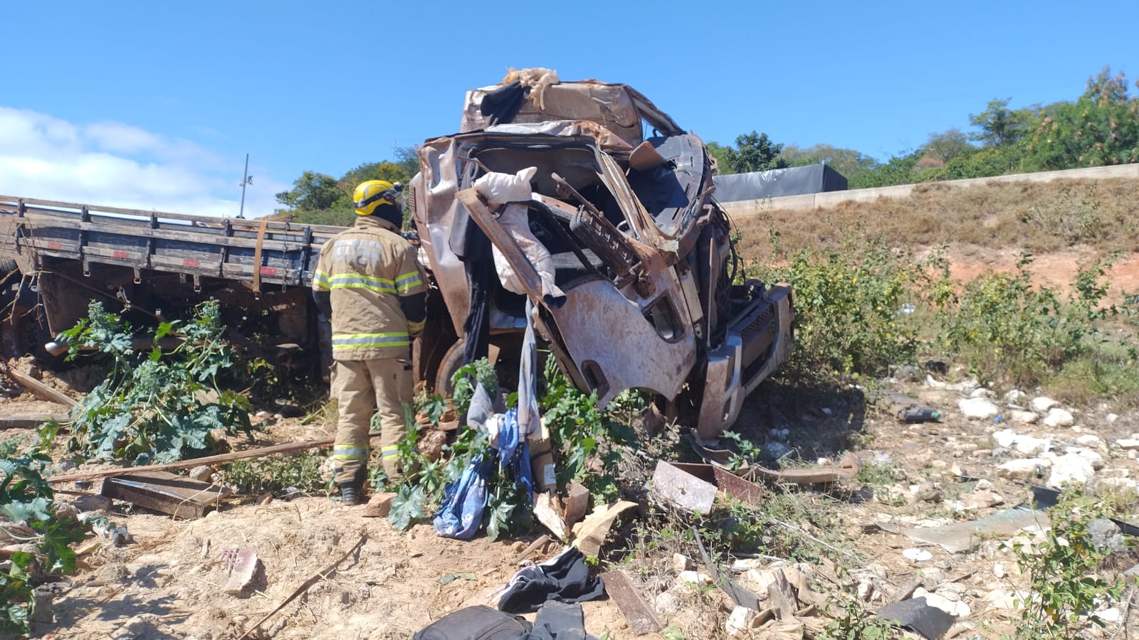 Colisão entre carro e caminhão BR-251