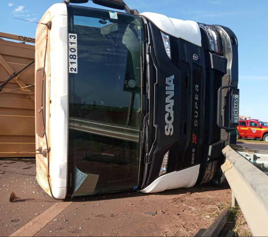 Tombamento de carreta bitrem uberaba