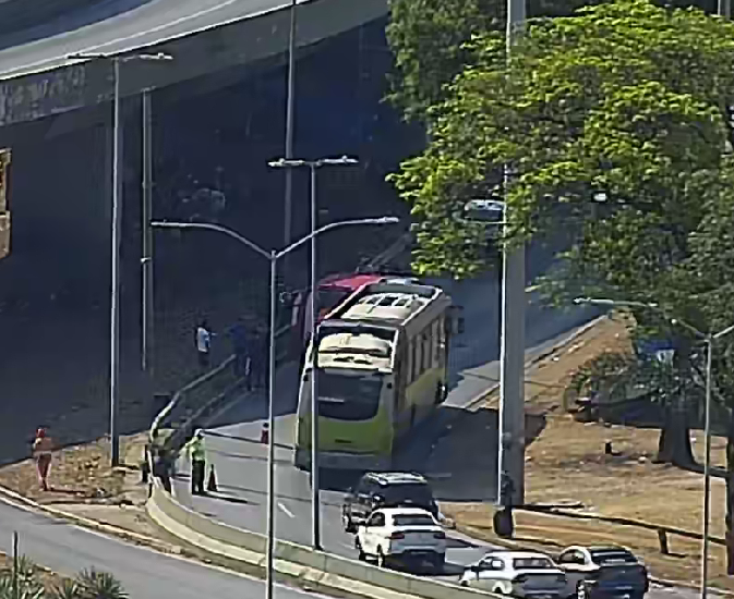 Sinistro de trânsito na saída do Viaduto Leste