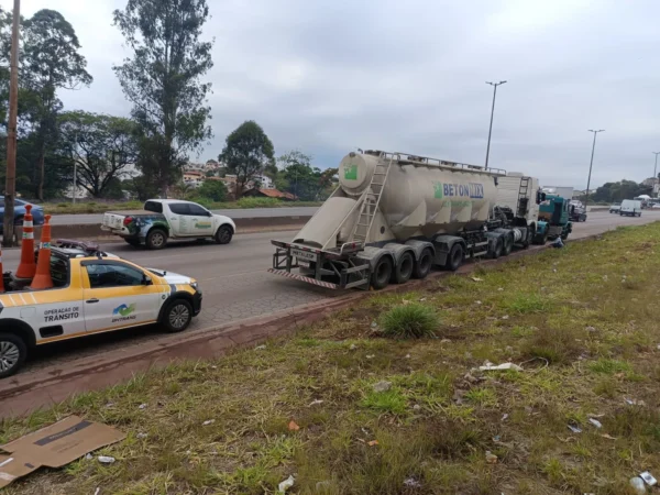 Carreta com problema mecânico novo anel