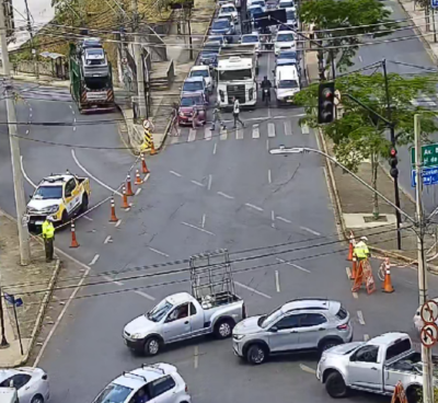 Queda de postes interdita totalmente Avenida Barão Homem de Melo em Belo Horizonte