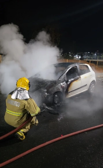 incêndio em veículo no município de Sete Lagoas