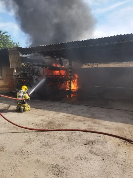 incêndio em um ônibus no interior
