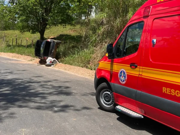 tombamento de veículo em estrada vicinal varginha