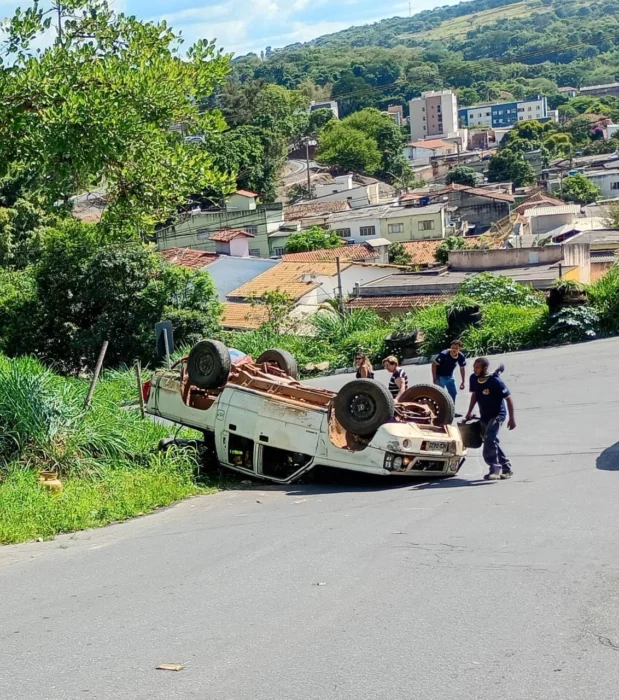 Capotamento de veículo transportando botijões de gás