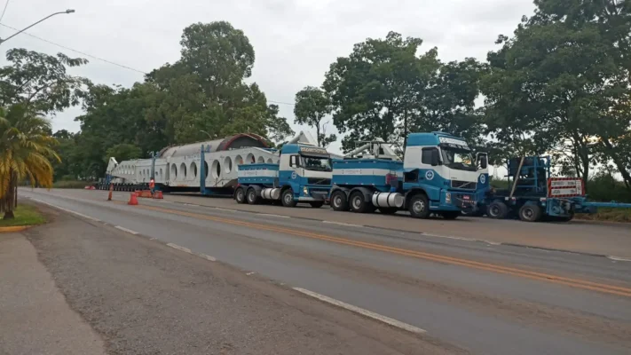 Deslocamento de carga superdimensionada provoca interdições na BR-365 em Patos de Minas