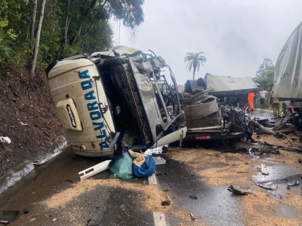 Colisão entre carreta e caminhão br-381