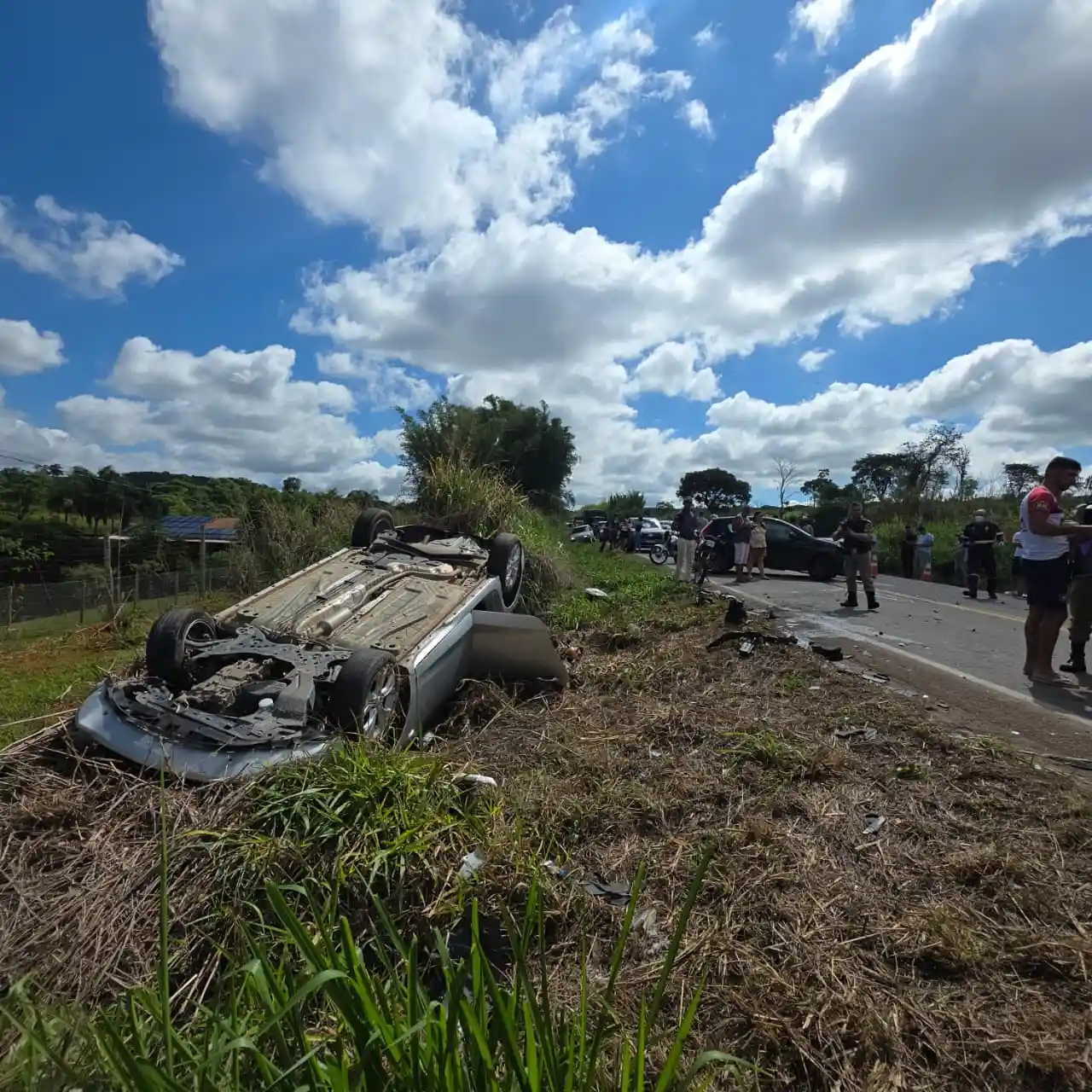 Colisão frontal seguida de capotamento na MG-431
