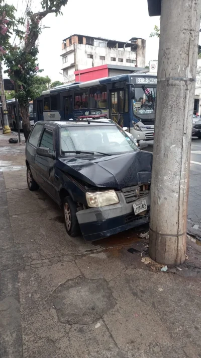 Condutora fica ferida após choque de veículo contra poste na Avenida Dom Pedro II