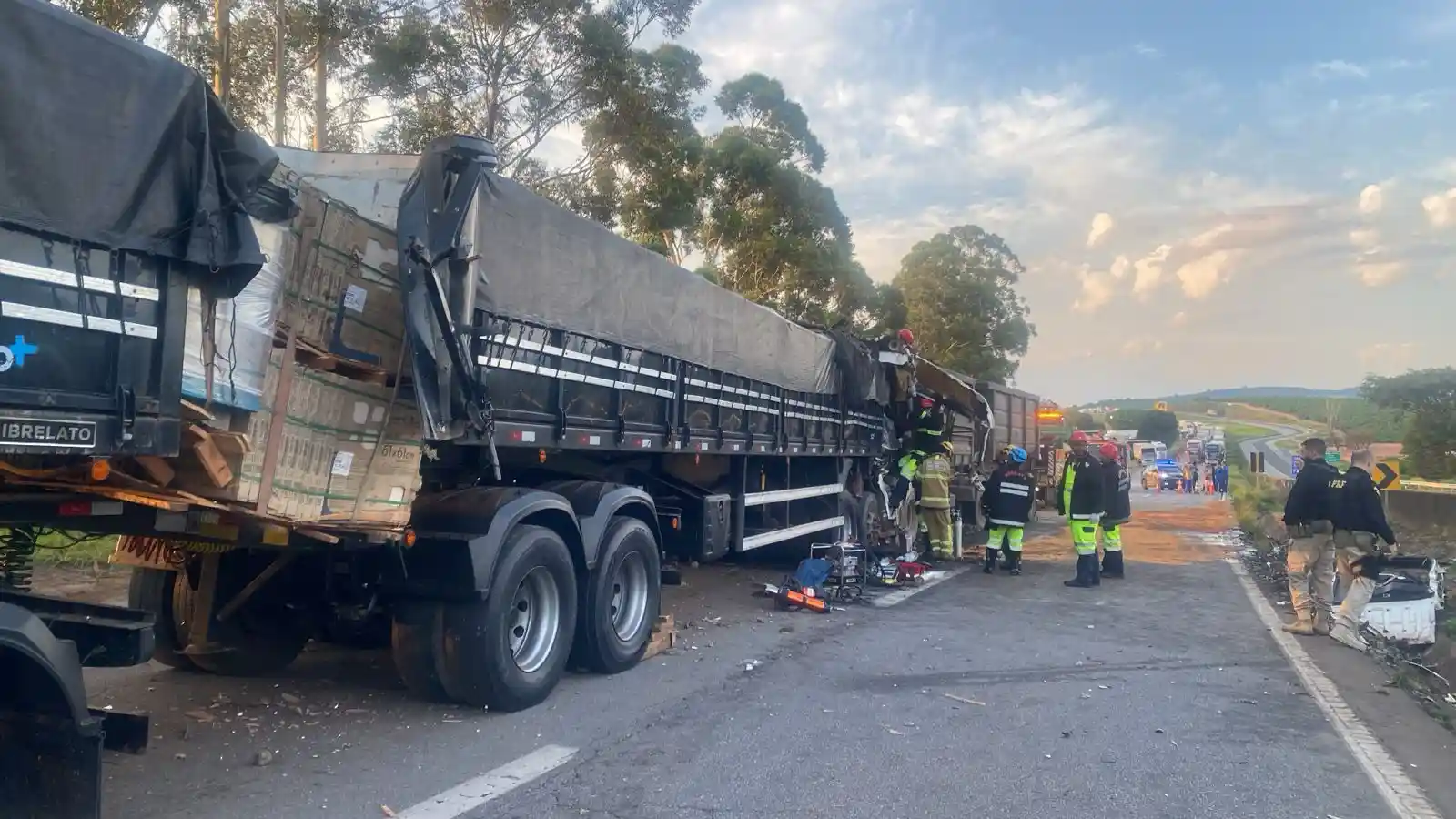 ocorrência de colisão entre carretas rodovia fernão dias