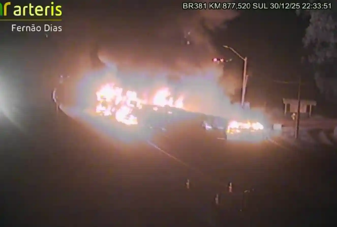 tombamento de carreta carregada com tinta rodovia fernão dias