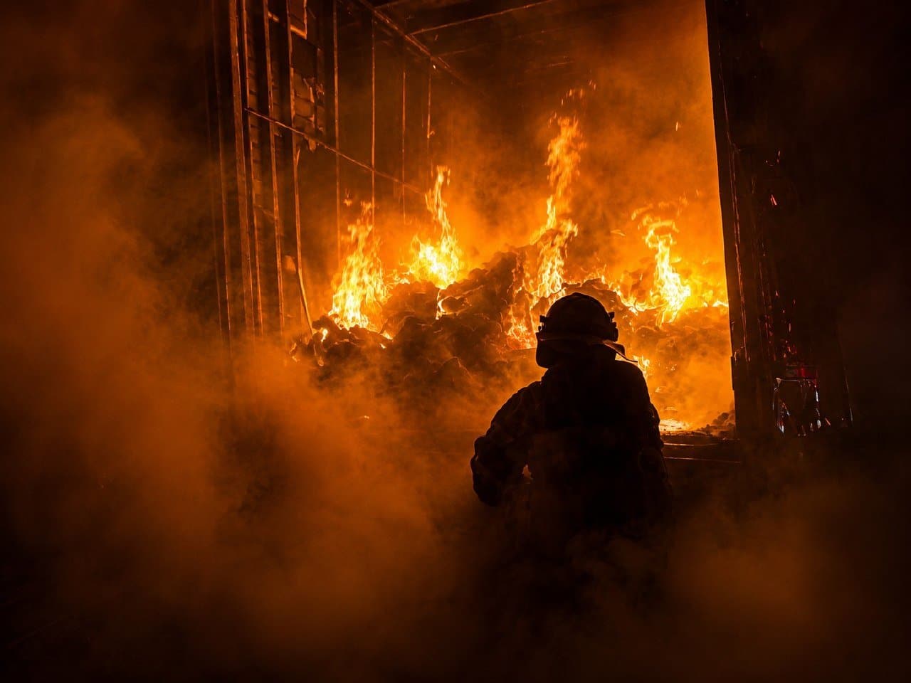Incêndio em caminhão baú na BR-381
