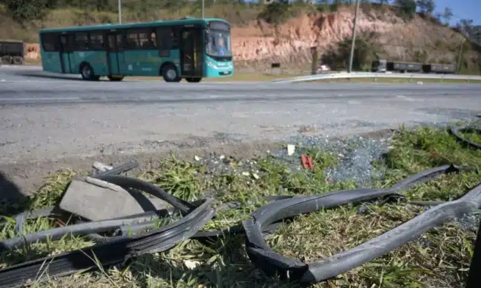 Ônibus tomba na BR-040
