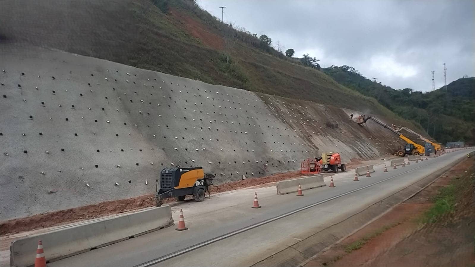 Obras no pavimento e manutenção dos taludes