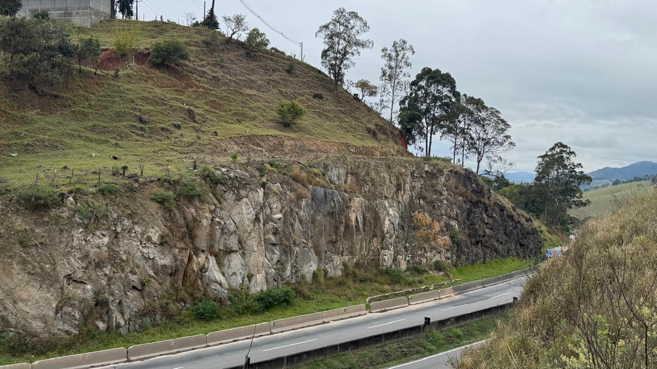 estabilização de talude na Fernão Dias
